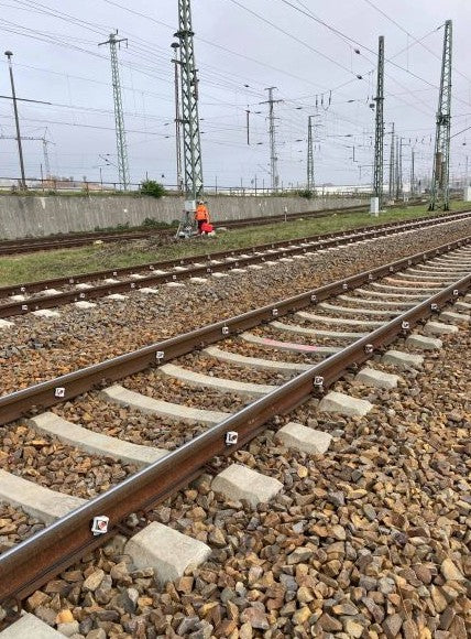 Prisma för spårövervakning och stålkonstruktion med magnet