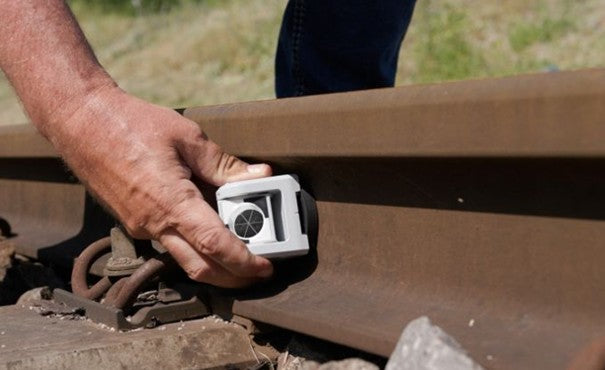 Prisma för spårövervakning och stålkonstruktion med magnet