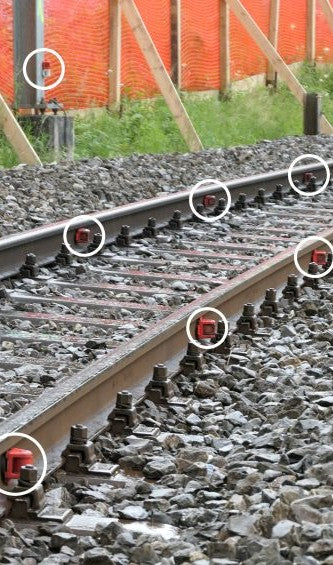 Prisma för spårövervakning och stålkonstruktion med magnet