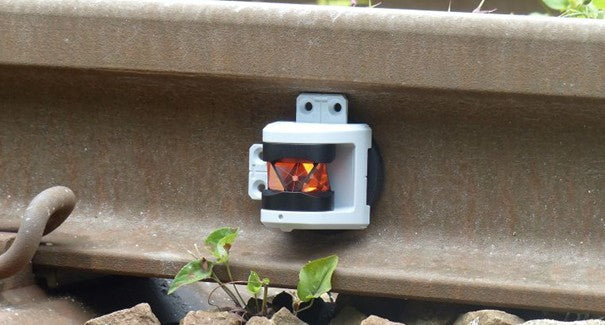 Prisma för spårövervakning och stålkonstruktion med magnet