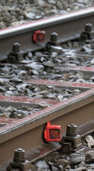 Prisma för spårövervakning och stålkonstruktion med magnet