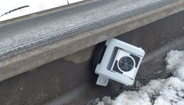 Prisma för spårövervakning och stålkonstruktion med magnet